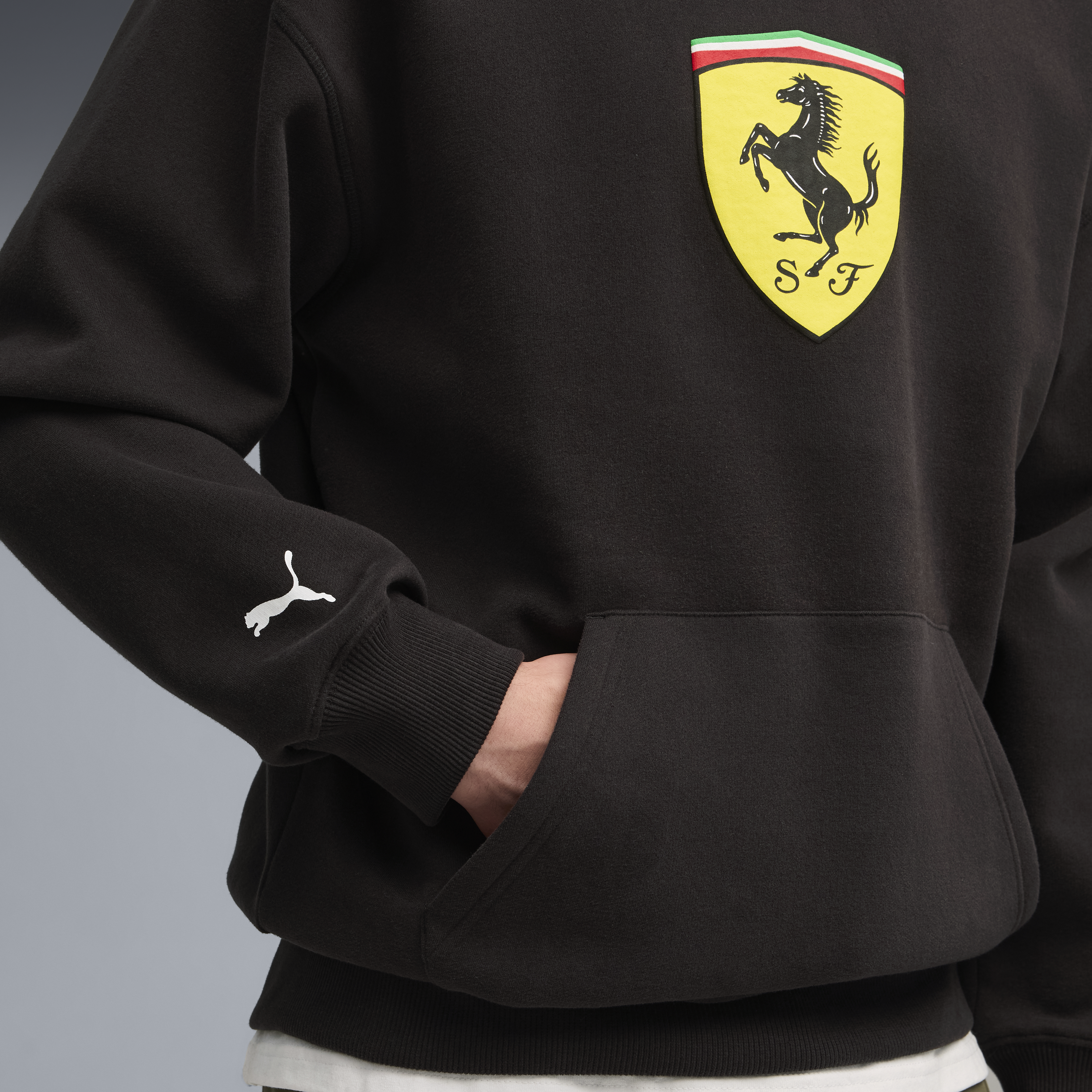 Ferrari Kapucnis Pulóver, Puma, sportswear, pajzs lógós, fekete 🔥