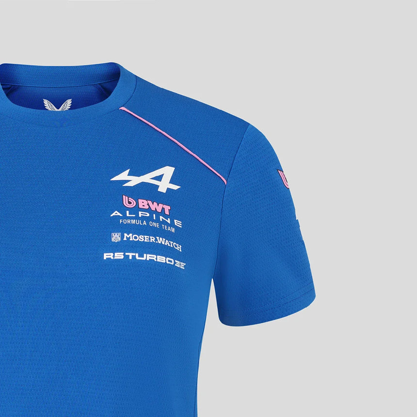 Kék póló, BWT és Alpine logókkal az elülső részen.