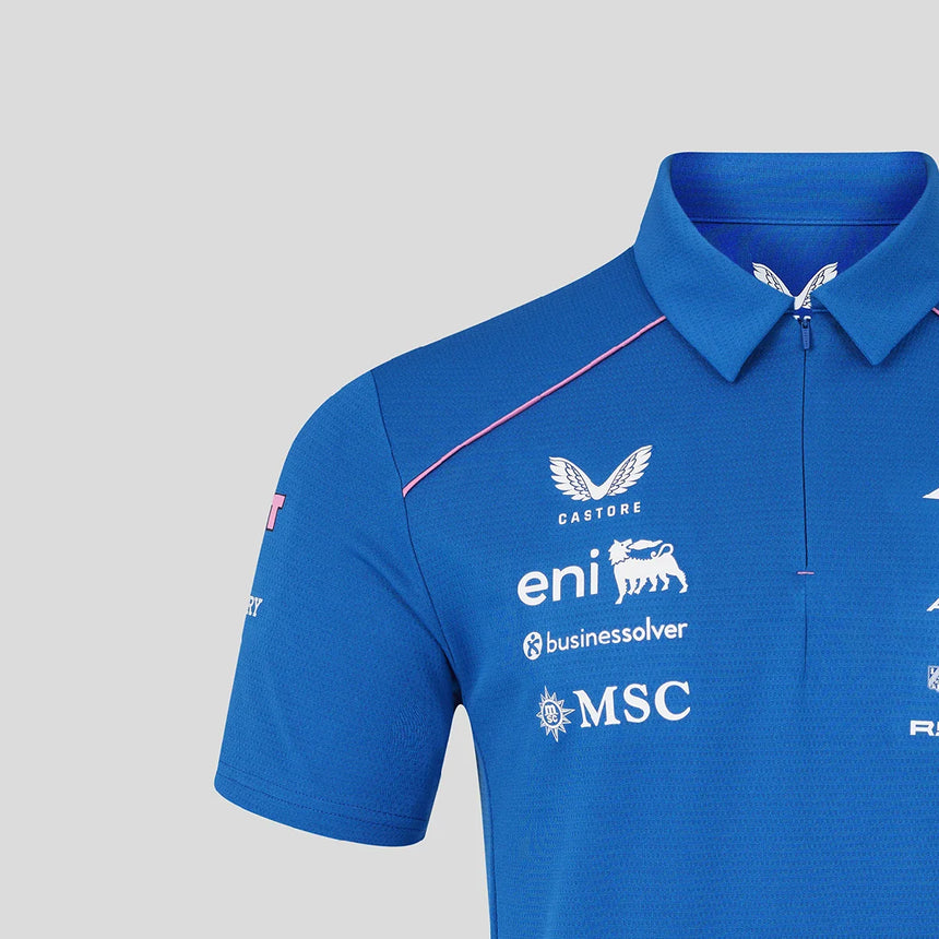 Kék póló első részén BWT és MSC logók, Castore márka