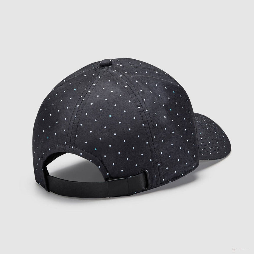 Fekete sapka polka dot mintával, Mercedes logóval, hátulnézetből.