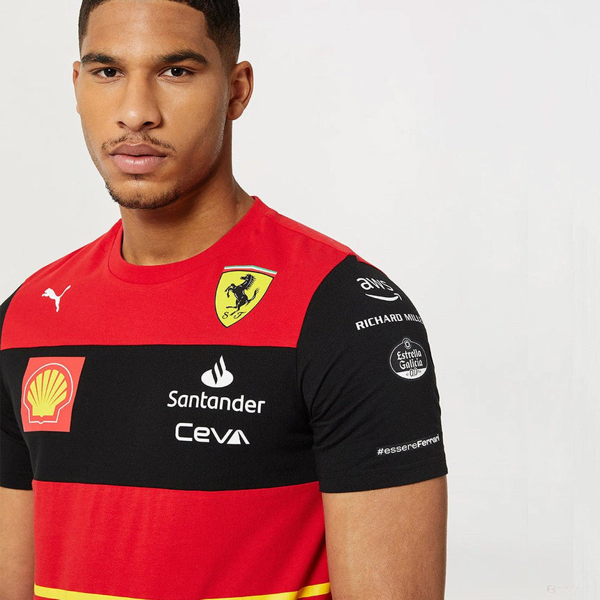 Férfi modell piros pólóban, Ferrari-pajzs és több szponzorfelirattal