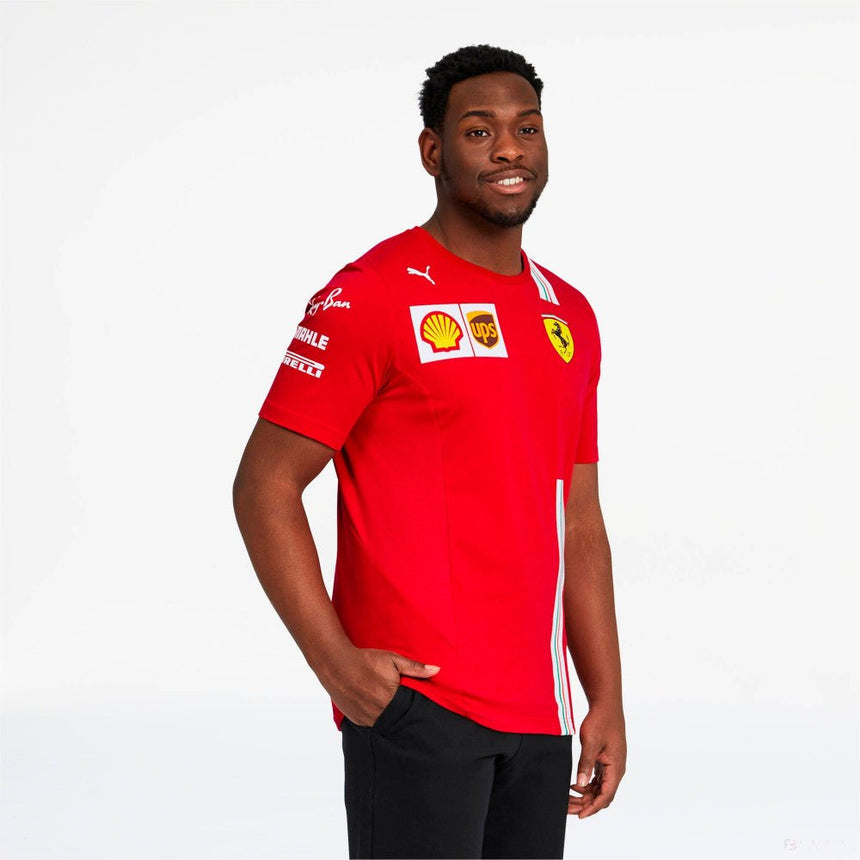 Modellen viselt piros Ferrari póló logókkal