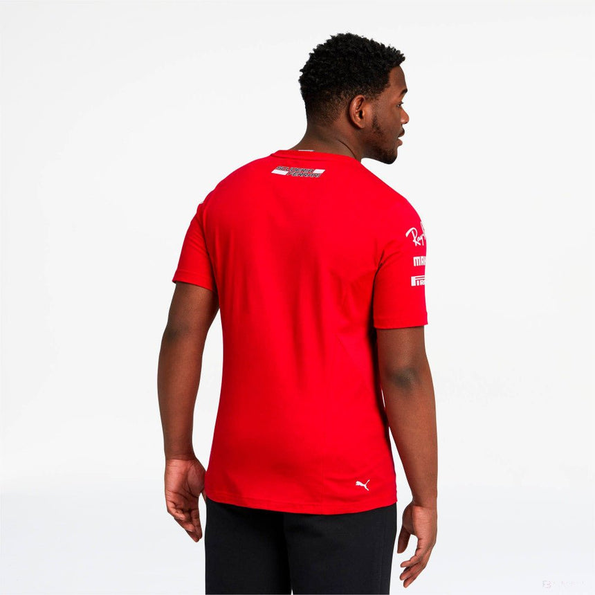 Modellen viselt piros Ferrari póló hátsó felirattal