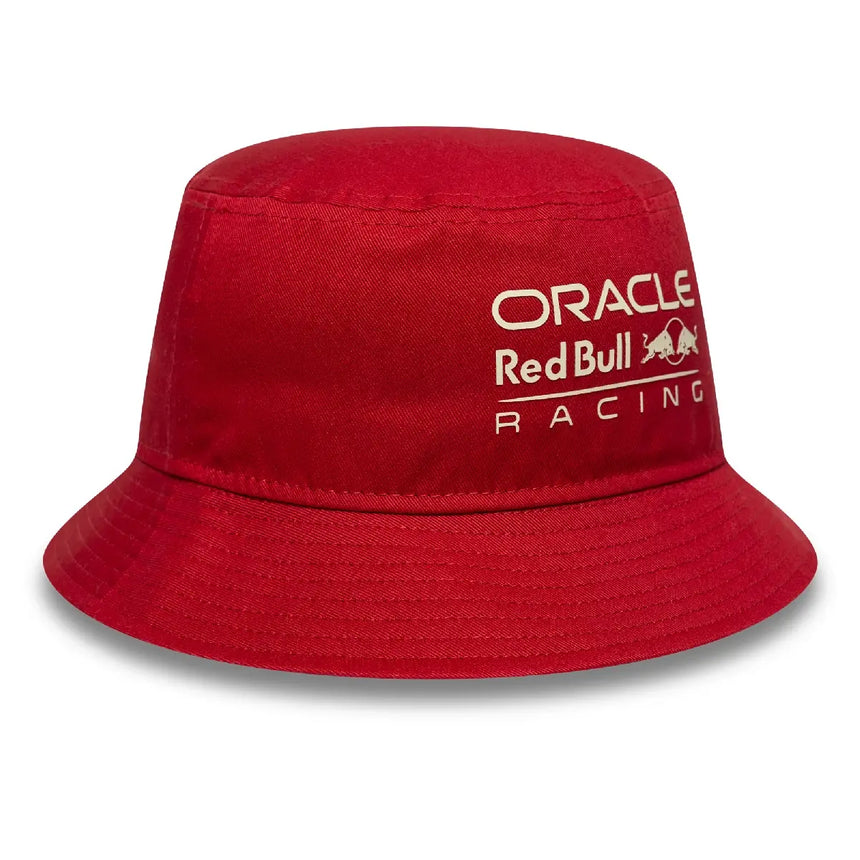 Piros kalap, ORACLE felirattal, Red Bull Racing logóval.
