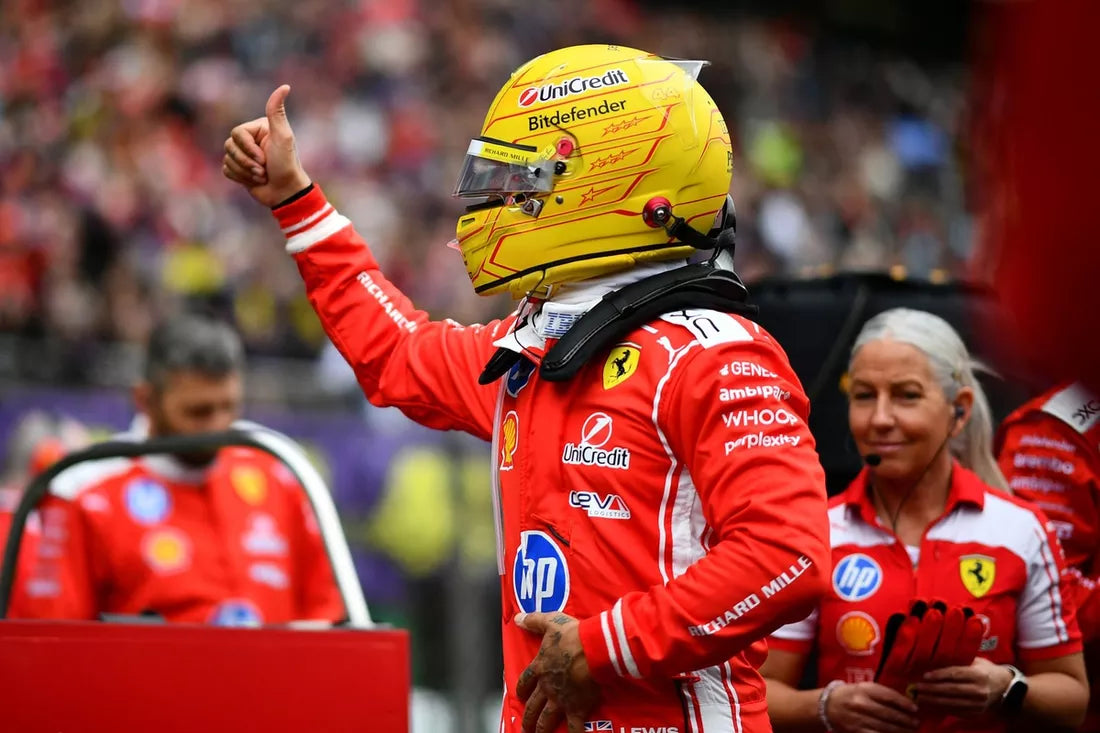 Lewis Hamilton háromhelyes rajtbüntetést kapott