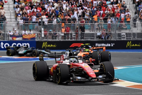 Hamilton biztonsági szabályszegése miatt vizsgálják a Ferrarit