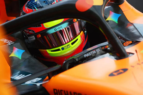 Lewis Hamilton háromhelyes rajtbüntetést kapott Piastri miatt