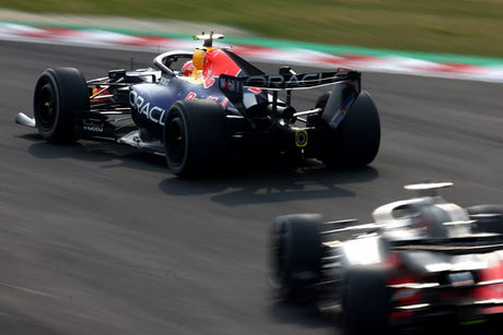 Max Verstappen marad a Red Bullnál, Lawson visszatér