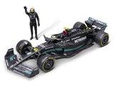 Mercedes modellautó, bburago, Lewis Hamilton, #44, 1:24, W14 E, pilótával