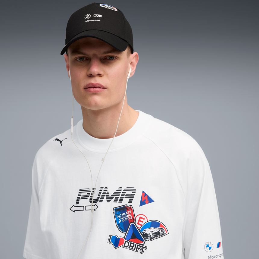 Fekete baseball sapka, PUMA felirattal, férfi modell viseli.