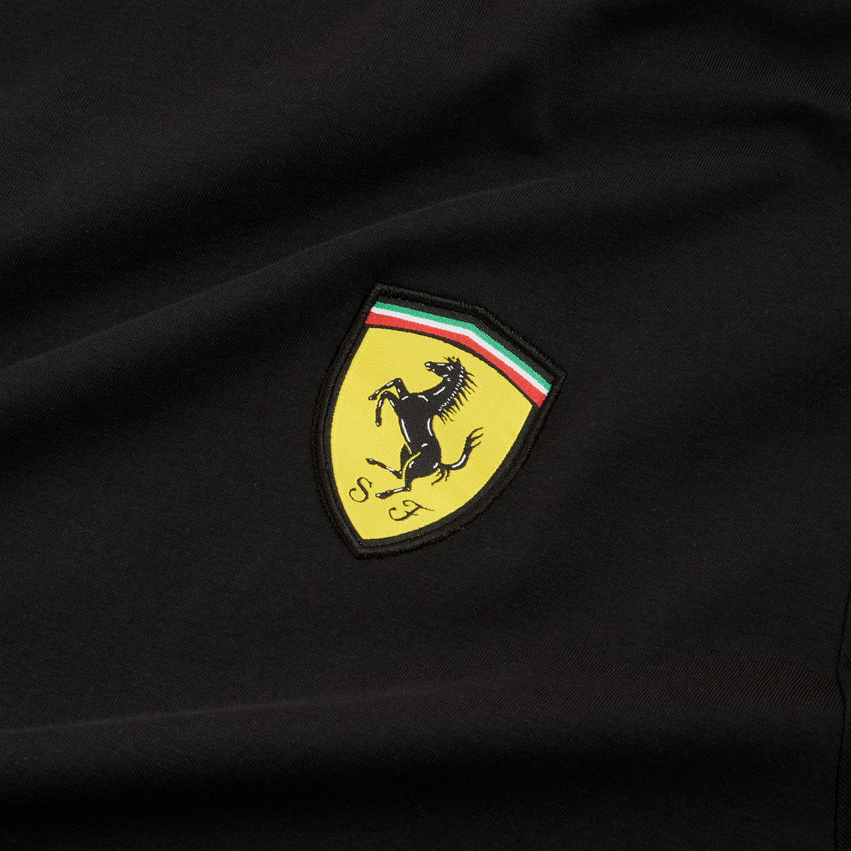 Ferrari környakú póló, Puma, race colored shield, fekete