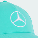 Zöld Mercedes sapka, közeli nézet a logóról.