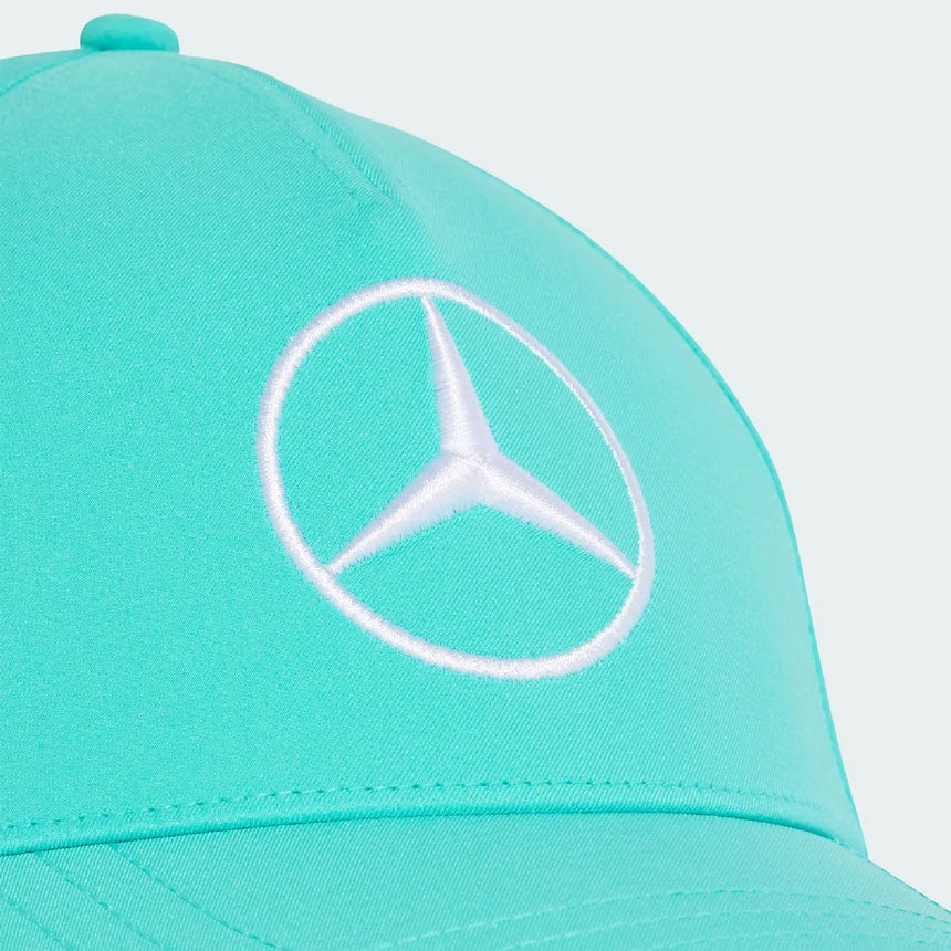 Zöld Mercedes sapka, közeli nézet a logóról.