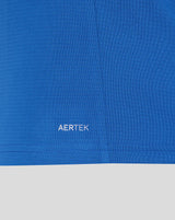 Kék póló alján AERTEK felirat