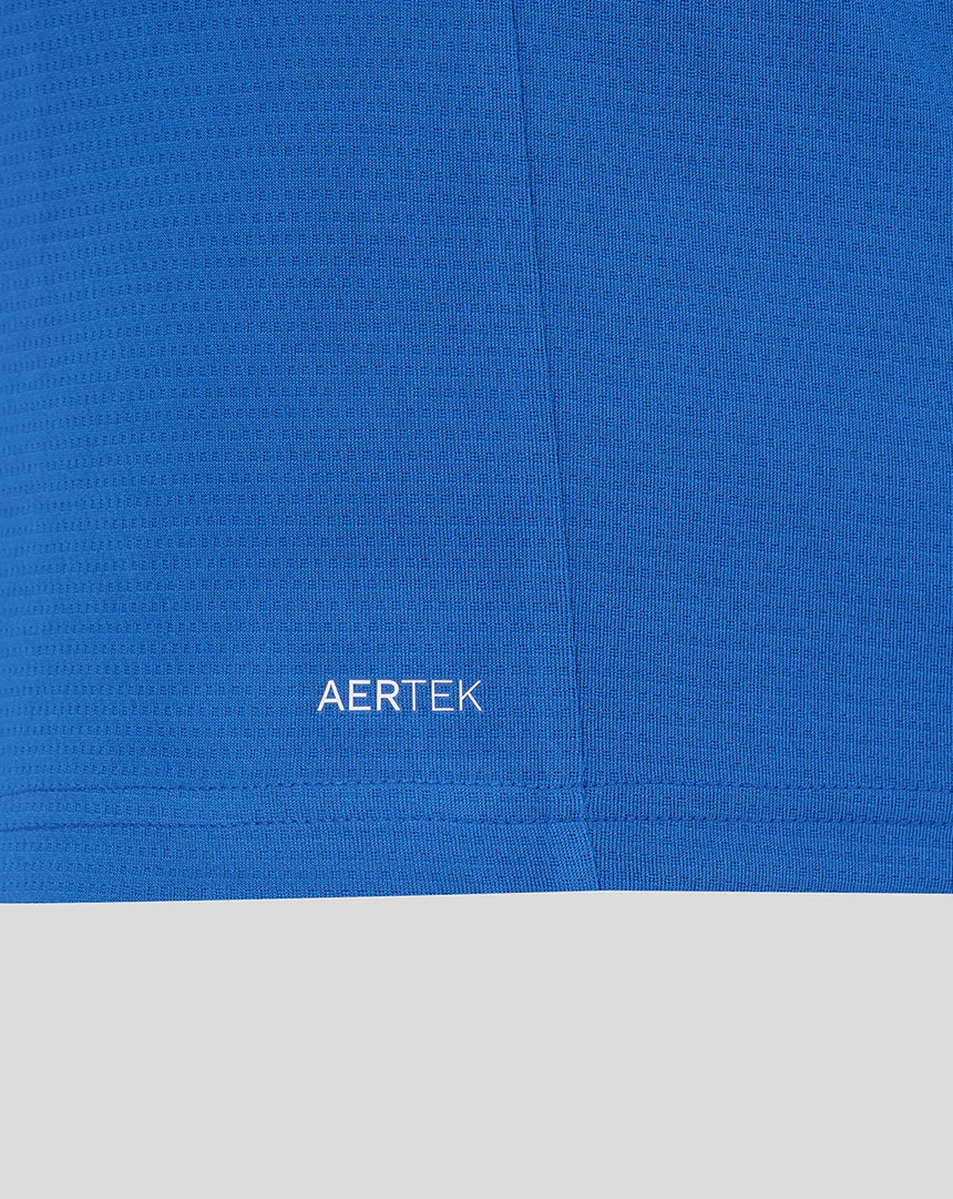 Kék póló alján AERTEK felirat