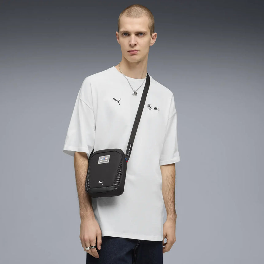 Fekete válltáska, Puma, modellel viselve.