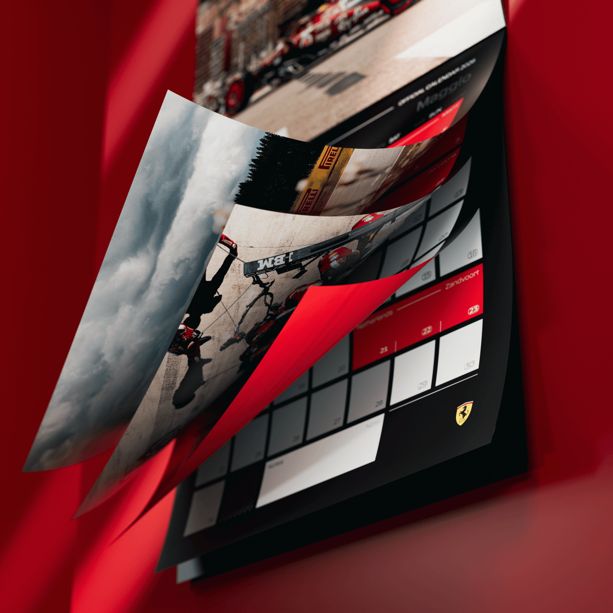 Ferrari 2026-os naptár, lapjai részben nyitva.