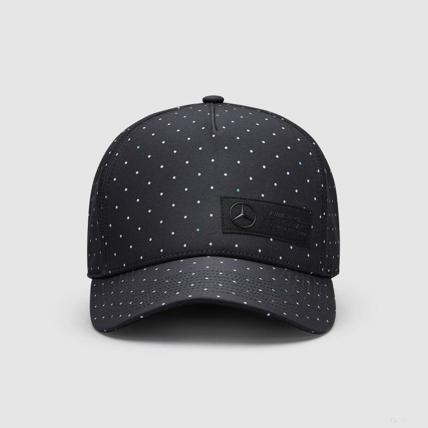 Fekete sapka polka dot mintával, Mercedes logóval, elölnézetből.