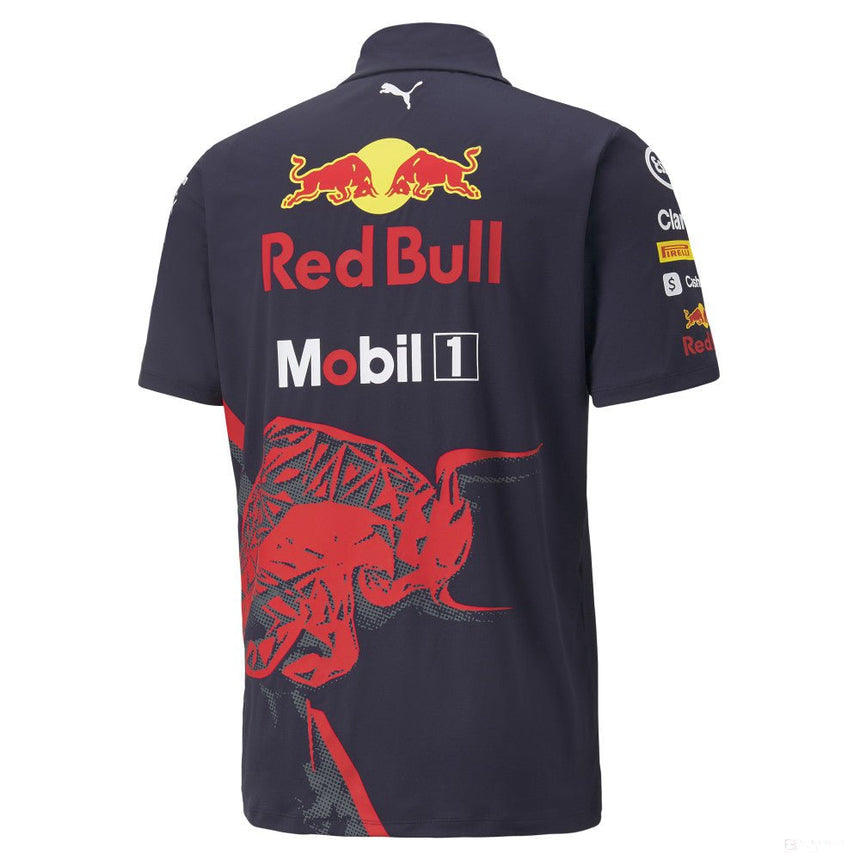 Kék galléros póló hátulról, nagy Red Bull felirat és piros bika grafika