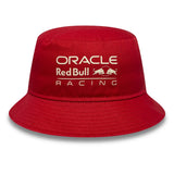 Piros kalap, ORACLE felirattal, Red Bull Racing logóval.