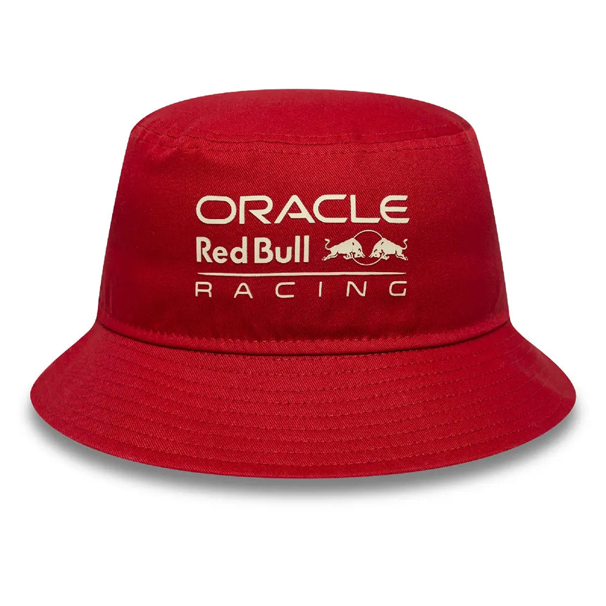 Piros kalap, ORACLE felirattal, Red Bull Racing logóval.