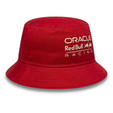Piros kalap, ORACLE felirattal, Red Bull Racing logóval.