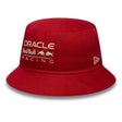 Piros kalap, ORACLE felirattal, Red Bull Racing logóval.