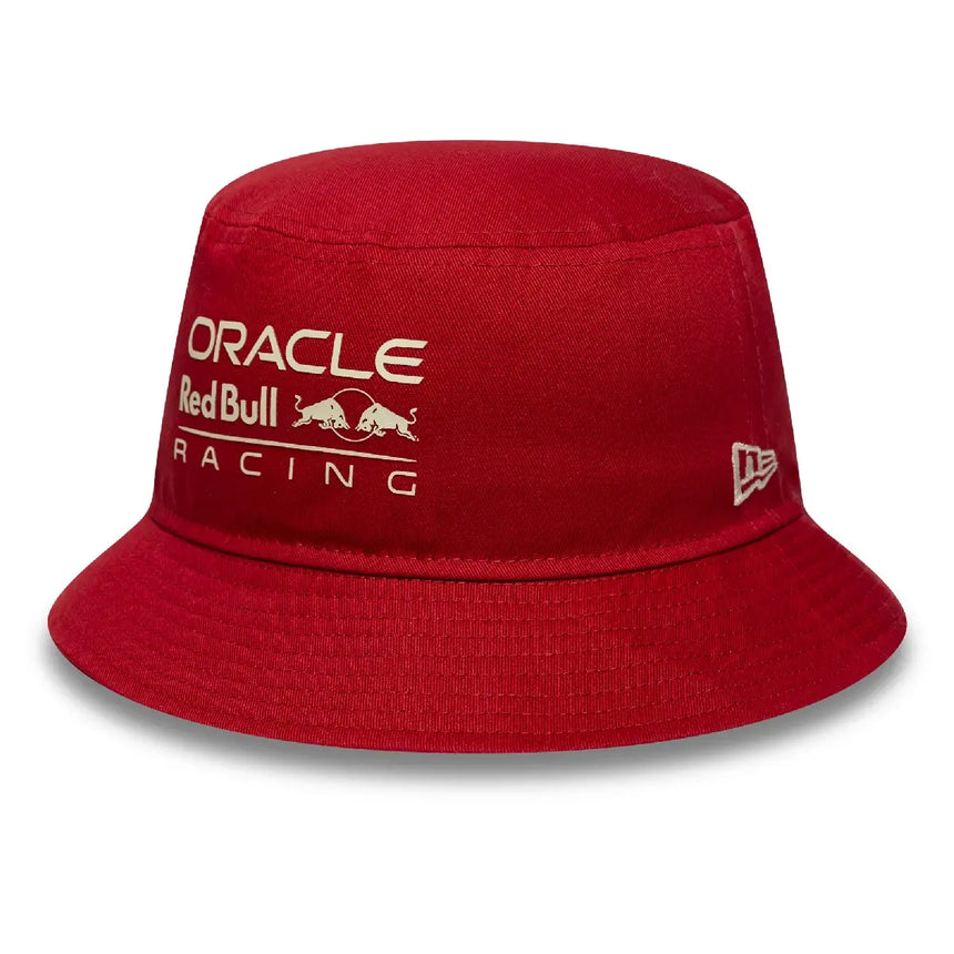 Piros kalap, ORACLE felirattal, Red Bull Racing logóval.
